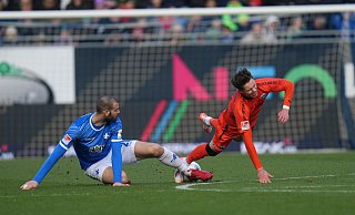 Darmstadts Aleksandar Vukotic (l.) und Paderborns Casper Terho kämpfen um den Ball. - Thomas Frey / dpa