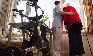 Die meisten Menschen erfahren Pflege im Fall der Fälle zu Hause. Doch ob ambulant oder stationär, viele unterschiedliche Faktoren machen die Pflege in der Zukunft extrem schwer. - Tom Weller/picture alliance/dpa