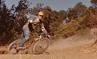 Charlie Kelly bei einem der legendären Repack-Downhill-Rennen. Er trägt Knie- und Ellbogenschoner, denn Stürze blieben nicht aus. - Delius Klasing Verlag
