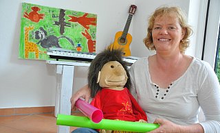 Ganzheitlich: Bei Susanne Schmidt werden Kinder mit spielerischen Hilfsmitteln an die Musik herangeführt. Verschiedene Instrumente und auch mal die große Handpuppe kommen dabei zum Einsatz. - Karin Prignitz