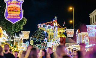 Nicht nur auf der Kirmesmeile am Liboriberg findet das Volksfest statt. Die gesamte Innenstadt wird zur Festbühne. - Besim Mazhiqi