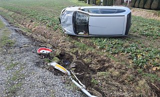 Das Auto blieb auf einem Acker liegen. - Polizei Herford