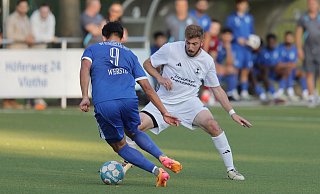 Disqualifiziert: Mennighüffens Baver Deniz (r.), der sich hier im Hinrundenspiel Eidinghausen-Werstes Torschützen zum 1:0, Sakir Seyhan Gülec, gegenübersieht, sah in der 58. Minute des Derbys die Rote Karte. - Benjamin Bueschenfeld | benjamin