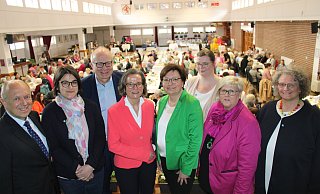 Landrat Christoph Rüther (v.l.), Cosima Niehoff (stellv. Kreisvorsitz Landfrauen), die Landtagsabgeordneten Bernhard Hoppe-Biermeyer und Ina Scharrenbach, Maria Büsing (Vorsitzende Landfrauen), Judith Husemann (Geschäftsführerin Landfrauen) und Kornelia Wegener (ehem. Vorsitzende Landfrauen) wollen bessere Bedingungen fürs Ehrenamt. - Moritz Jülich