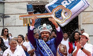 Karneval in Rio: «König Momo» Wilson Dias da Costa Neto hebt den Schlüssel der Stadt. - Foto: Bruna Prado/AP/dpa