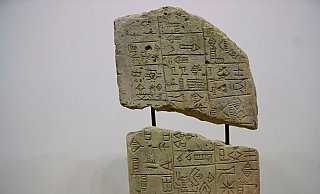 Artefakte wie dieser Steintafeln wurden in den vergangenen Jahren zurück in den Irak geholt. (Archivbild) - Hadi Mizban/AP/dpa