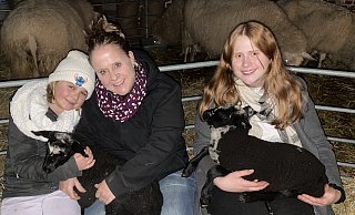 Dorota Sewing (Mitte) ist mit ihren Töchtern Mia (8, links) und Marie (22) zum Schafekuscheln gekommen. Es ist nicht unschwer zu erkennen, dass das Überraschungs-Geschenk wohl gelungen ist. Besonders die Lämmer haben es den Dreien angetan. - Natalie Gottwald