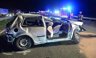 Der Fahrer eines Golf IV. hatte die Gewalt über den Wagen verloren, der VW kam schließlich auf dem Dach liegend auf der Leitplanke zum Liegen. - Andreas Eickhoff