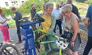 Doris Hauck (l.), Vorsitzende des Mobilitätsausschusses, hat ein Rad in die neue Radservicestation an der Warburger Diemelaue eingehängt. Maria Theresia Herbold, Vorsitzende des Bezirksausschusses, schaut zu, wie es geht. - Dieter Scholz