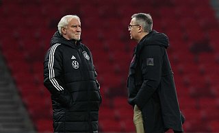 Andreas Rettig (r.) hofft, dass Rudi Völler seinen Vertrag bis 2028 verlängert. - Christian Charisius/dpa