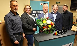 Henning Vieker (Mitte) hat nach seiner Aufstellung die Glückwünsche von Florian Hemann (2. v. r.), Thomas Rogalske (r.), Meik Blase (l.) und Anja Kittel erhalten. - CDU Espelkamp