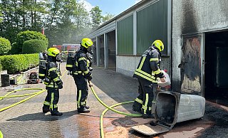 In einem Lagerraum, in dem Fette und Schmierstoffe aufbewahrt wurden, kam es zu einem Brand. Die Feuerwehr Hövelhof verhinderte ein Übergreifen der Flammen auf die angrenzende Werkstatt. - Ralph Meyer
