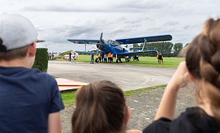 Die Antonov An2 wird zur Tankstelle geschoben. - Niklas Tüns