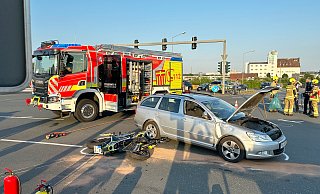 Beim Zusammenstoß eines Motorrades mit einem vollbesetzten Skoda Kombi werden drei Personen verletzt. - Ralph Meyer