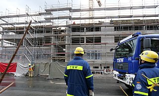 Das Technische Hilfswerks (THW) unterstützte die Paderborner Feuerwehr bei den Rettungs- und Bergungsarbeiten. - Ralph Meyer