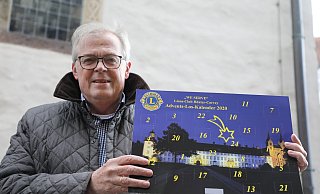 Klaus Schumacher zeigt den Lions-Adventskalender, dessen Verkaufsstart am kommenden Samstag ist. Foto: Simone Flörke - Simone Flörke