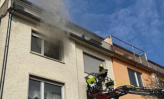 Die Verrauchung der Wohnung im 2. Obergeschoss ist während des Feuerwehreinsatzes an der Theodorstraße deutlich erkennbar. - Ralph Meyer
