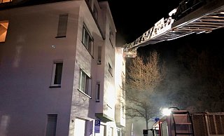 In einer Wohnung im ersten Stock eines Mehrfamilienhauses hat es gebrannt. - Feuerwehr Paderborn