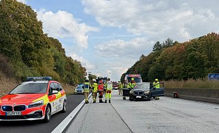 Unfall auf der A44 bei Warburg: Der auffahrende Seat wurde im Frontbereich stark beschädigt. - FFW Warburg