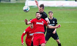 Kämpferisches Vorbild: Rödinghausens Kapitän Daniel Flottmann zeigte in dieser Szene gegen WSV-Stürmer Marco Königs und später auch in der Spielanalyse Präsenz. - Noah Wedel