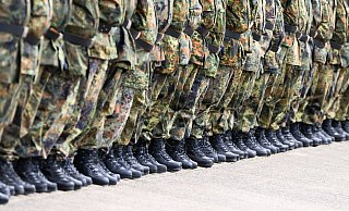 Soldaten der Bundeswehr stehen in Reih und Glied – die Debatte um das neue Wehrdienstgesetz sorgt für Spannungen in der Koalition. - Julian Stratenschulte/dpa