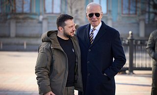 US-Präsident Joe Biden (r) spazierte trotz Luftalarms mit dem ukrainischen Präsidenten Wolodymyr Selenskyj durch die Stadt. - ---/Ukrainian Presidential Press Office/AP/dpa