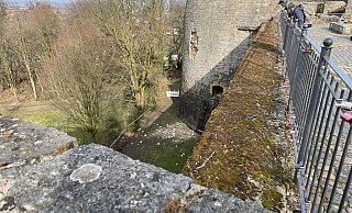Große Sorgen um die Sparrenburg: Steine stürzten von einem Rondell des Bielefelder Wahrzeichens. Das Areal musste weiträumig abgesperrt werden. - Christine Panhorst Große Sorgen um die Sparrenburg: Steine stürzten von einem Rondell des Bielefelder Wahrzeichens. Das Areal musste weiträumig abgesperrt werden. - Christine Panhorst