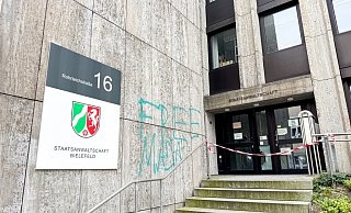 Durch das Graffiti und die zerbrochenen Scheiben entstand ein Sachschaden von mehreren tausend Euro. - Paul Brinkmann Durch das Graffiti und die zerbrochenen Scheiben entstand ein Sachschaden von mehreren tausend Euro. - Paul Brinkmann