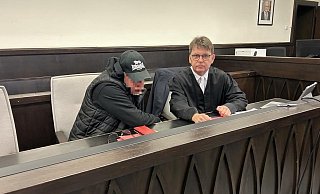 Der Angeklagte (l.) im Prozess um den tödlichen Libori-Streit und sein Verteidiger Jann Henrik Popkes im Saal des Landgerichts Paderborn. - Jutta Steinmetz