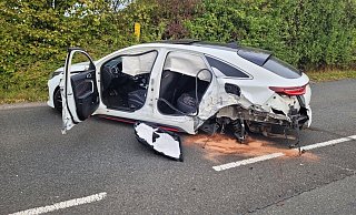 Der Fahrer eines Sport-Kombis kollidierte auf der Bünder Straße mit einem Anhänger, der sich von einem Transporter gelöst hatte und plötzlich unkontrolliert über die Fahrbahn rollte. - Jens Vogelsang/Feuerwehr Der Fahrer eines Sport-Kombis kollidierte auf der Bünder Straße mit einem Anhänger, der sich von einem Transporter gelöst hatte und plötzlich unkontrolliert über die Fahrbahn rollte. - Jens Vogelsang/Feuerwehr