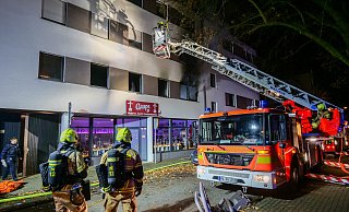 Bei einem Zimmerbrand im ersten Obergeschoss eines Wohn- und Geschäftshauses am Konrad-Martin-Platz erlitt ein Bewohner eine Rauchgasvergiftung. - Ralph Meyer