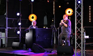 Bo Heart (l.) und Klaus Lage heizen den Paderbornern zwei Stunden lang ein. Das Animieren zum Mitmachen ist nur zu Beginn nötig, später funktionieren Singen und rythmischer Applaus ganz von allein. - Moritz Jülich