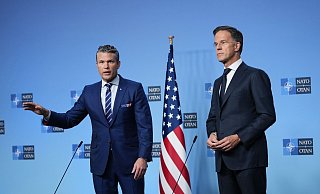 Will, dass die Europäer US-Waffenlieferungen für die Ukraine bezahlen: US-Verteidigungsminister Pete Hegseth (l), hier mit Nato-Generalsekretär Mark Rutte. - Virginia Mayo/AP/dpa