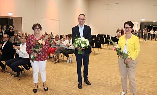 Blumen verschenkt CDU-Stadtverbandsvorsitzende Henrika Küppers an die drei Bürgermeister-Kandidatinnen Sonja von Zons (v.l.), Theo Mettenborg und Brigitte Frisch-Linnhoff. - Marion Pokorra-Brockschmidt