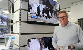 Fritz Althoff, Fachhändler für Unterhaltungselektronik in Enger, konnte am Montag wieder Kunden in seinem Geschäft an der Bahnhofstraße begrüßen. - Ekkehard Wind