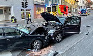 Der Mercedes kollidiert im Gegenverkehr auf der Nikolausstraße in Büren mit dem Audi. - Ralph Meyer