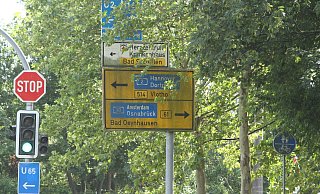 Alt: Wenige Meter weiter geht es plötzlich in zwei unterschiedliche Richtungen auf die Autobahnen. - Nicole Sielermann