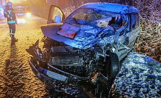 Auf der glatten Fahrbahn des Autobahnzubringers (L 776) stießen mehrere Fahrzeuge zusammen. - Ralph Meyer