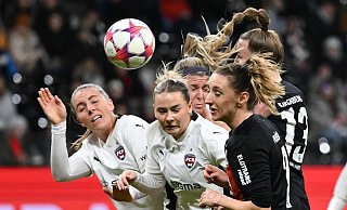 Gudrun Arnardottir (l-r), Emma Jansson und Olivia Schough vom FC Rosengard sowie Frankfurts Lara Prasnikar und Virginia Kirchberger kämpfen um den Ball. - Arne Dedert/dpa