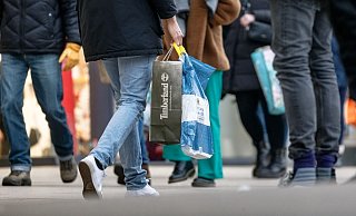 Viele Einzelhändler sind wegen der wenigen Kunden und der geringen Umsätze enttäuscht. - Foto: Markus Scholz/dpa