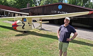 Stephan Ester mit seiner Motorkrähe vor dem Hangar des Warburger Luftsportvereins. - Meiko Hasselhorst