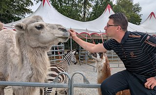 Im September war der Zirkus Freiwald in Lemgo zu Gast. Das Archivbild zeigt Jeffry Freiwald mit Kamel Shakira auf dem Regenstorplatz. Im Hintergrund sind Zebra Smiley und Lama Figo zu sehen. - Archivfoto: Annika Langhagel