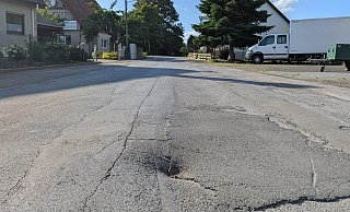 Schlaglöcher wie dieses gibt es auf der Straße "Zum Schloss" in Löhne-Obernbeck viele. DIe Anwohner fordern eine neue Asphaltdecke. - Alex Wall