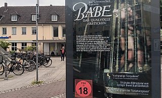 Die Plakate des Aktivistenkollektivs "Dies Irae", die auf das Tierleid in deutschen Schlachtbetrieben aufmerksam machen wollen. Der Titel erinnert zynisch an einen beliebten Kinderfilm aus dem Jahr 1995: "Ein Schweinchen namens Babe." - Amelie Halstenberg