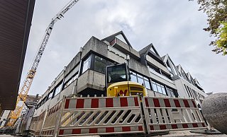 Ein riesiger gelber Kran ragt über der Höxteraner Innenstadt auf. Am Gebäude des ehemaligen Depot wird gebaut. - Svenja Ludwig