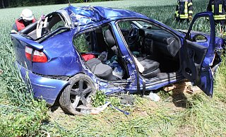 Der 26-jährige Fahrer aus Brakel fuhr am Samstagnachmittag mit seinem Wagen vermutlich zu schnell in eine Linkskurve. - Polizei Höxter