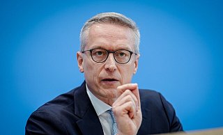 Bundesdigitalminister Karsten Wildberger (CDU) nennt den Glasfaserausbau im Land Chefsache. - Kay Nietfeld/dpa