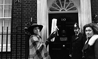 Die Schauspielerin Prunella Scales im Jahr 1975 vor Downing Street 10 in London. (Archivbild) - Robert Dear/AP/dpa