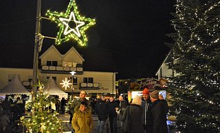 Zwei der drei Sterne, die künftig in der Advents- und Weihnachtszeit an den Straßen der Stadt leuchten könnten, sind hier zu sehen. Favorit der meisten Weihnachtsmarkt besucher ist Variante 2 im Vordergrund. - Karin Prignitz