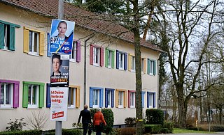 Farbenfrohe Fensterläden an der Isenstedter Straße: Espelkamp ist bunt und will es bleiben, auch politisch. - Heike von Schulz
